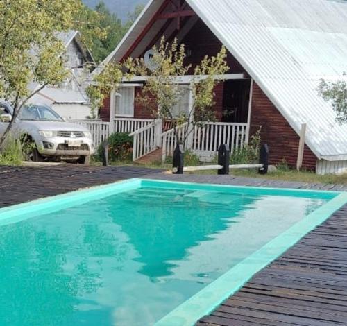 奇廉内瓦达斯Cabana Vista Nevada的房子前面的蓝色游泳池