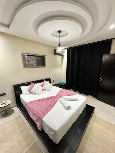 马拉喀什Appartement Duplex élégant et calme Marrakech Menara的一间卧室,卧室内配有一张大床