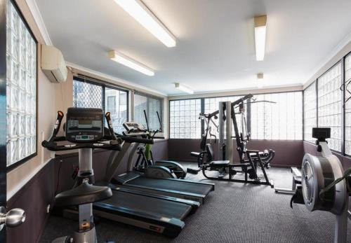 珀斯73 Peaceful &private 2brgymparkng的一间健身房,内设几件运动器材,位于带窗户的房间