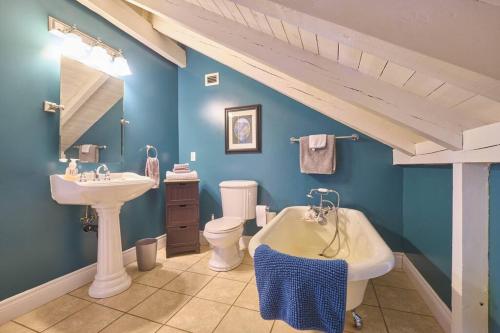 Steady BrookMarble Saltbox ~ hot tub的浴室配有盥洗盆、卫生间和浴缸。