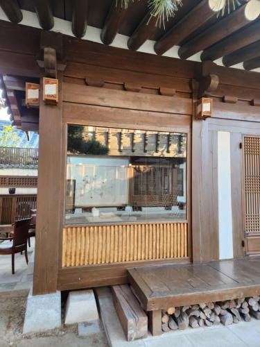 庆州HanokInn的餐厅前方设有长凳的窗户