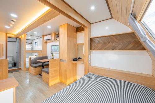 春川Gapyeong Nami Island Marina Caravan的小房间设有一张床和一张书桌