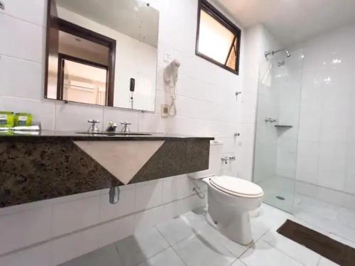 库里提巴Roket Hostel的浴室配有卫生间、盥洗盆和淋浴。
