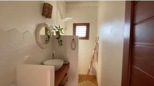 普雷亚Villa Aracoara的浴室设有白色的卫生间和镜子