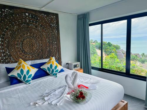 Baan Khai塔诺伊花园度假屋的一间卧室,配有一张带花圈的床