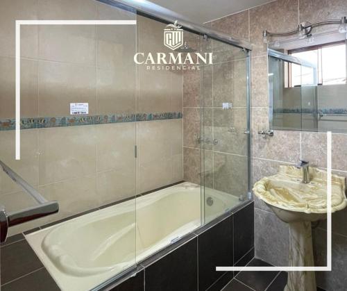 塔克纳RESIDENCIAL CARMANI的带浴缸和盥洗盆的浴室