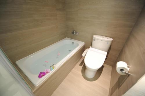 高雄高雄国际会馆的一间带卫生间和浴缸的浴室