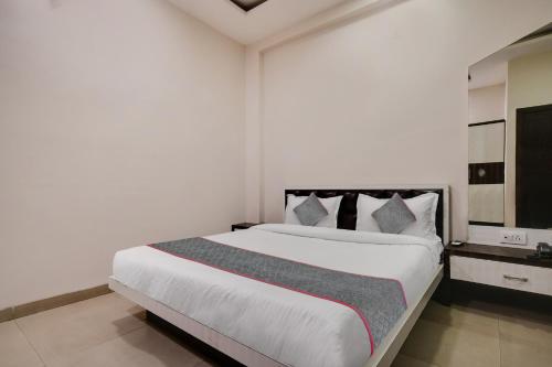 印多尔Super Townhouse1306 Hotel Prime Stay的白色卧室配有一张带枕头的大白色床