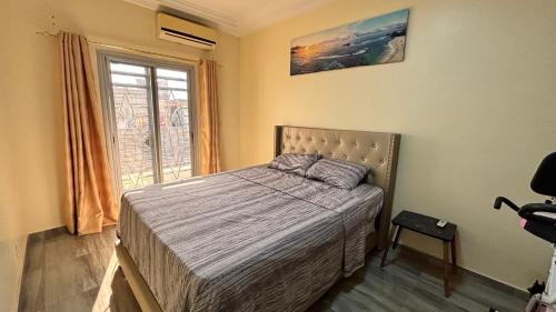 达喀尔Magnifique appartement meublé à Dakar, Rte de Rufisque的一间卧室设有一张床和一个窗口