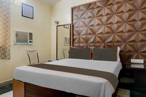 浦那OYO 82148 Hotel Galaxy Residency kalyani nagar的一间卧室配有一张大床和大床头板