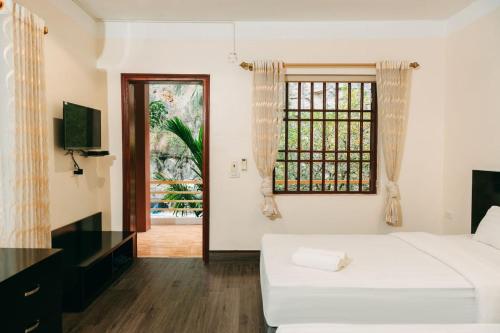 宁平Trang An Heritage Garden的卧室配有白色的床和窗户。