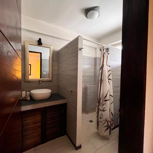 罗昂Angelina Villas_R1_Arte Casa_Malapascua的一间带水槽和镜子的浴室