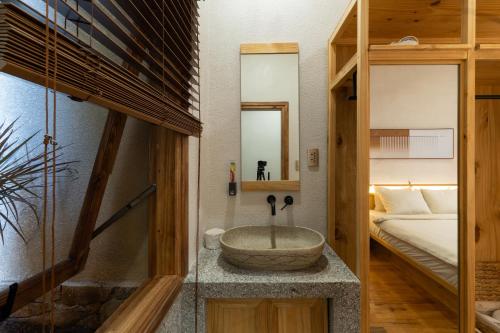 Kon Von KlaMăngDiang Boutique Hotel的一间位于客房中间的带石头浴缸的浴室