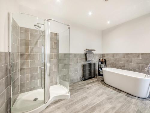 毕晓普奥克兰Binchester Crag Farm的设有带浴缸和淋浴的浴室。