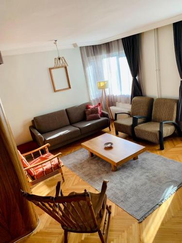 安卡拉Ankara Merkezde Piyanolu Daire的带沙发和咖啡桌的客厅