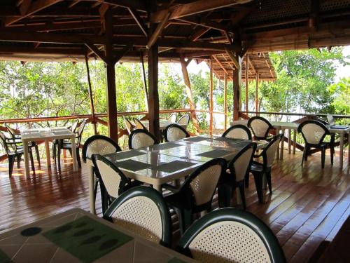 巴迪安Eskapo Verde Resort Moalboal的木甲板上的一组桌椅