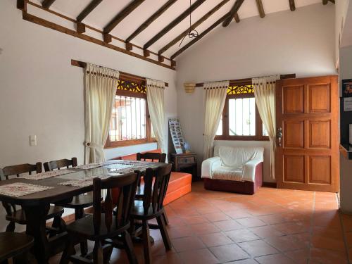 莱瓦镇Cabañas Villa Encanto的一间带桌椅的用餐室