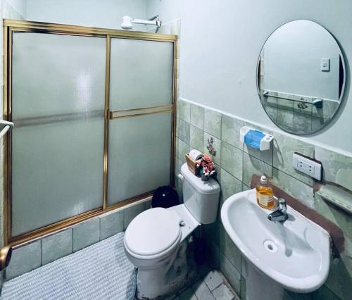 Amplia, independiente y segura vivienda de 2 habitaciones的一间浴室