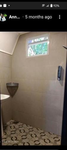 SematanThe Mangrove的带淋浴、窗户和水槽的浴室