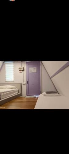 SematanThe Mangrove的小房间设有紫色的门和窗户