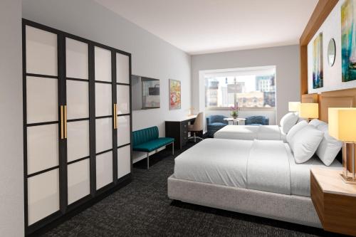 芝加哥芝加哥康拉德酒店的配有一张床和一张书桌的酒店客房