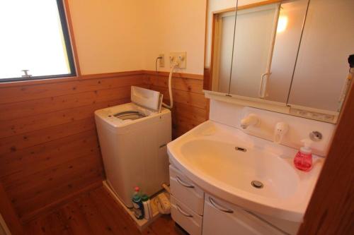 Tsuru 都留市エコハウスで移住体験を的一间带水槽和洗衣机的浴室