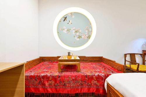 北京北京行舍酒店•礼院（王府井四合院店）的红色地毯上带桌子的房间