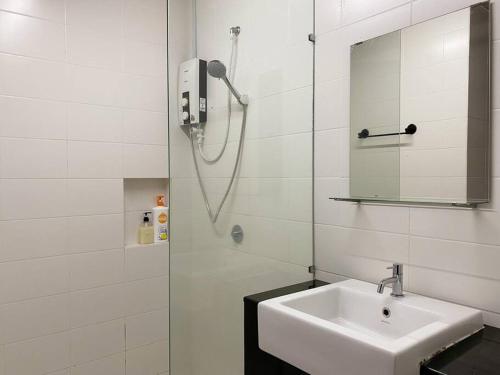 莎阿南Trefoil @ Studio Comfy~Dhomestay 1的白色的浴室设有水槽和淋浴。
