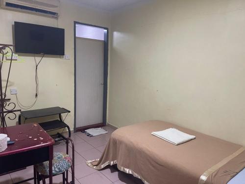Kampong SelanchorOYO 90914 Hotel Mei Wah的客房设有一张床和一台平面电视。