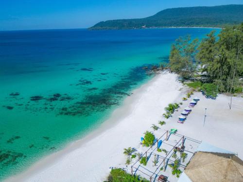 瓜隆岛Long Beach Resort Koh Rong的享有海滩的空中景致,配有椅子和海洋