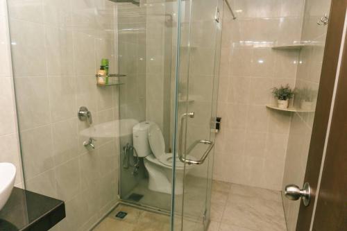 瓜埠Singgahsana Villa的带淋浴、卫生间和盥洗盆的浴室