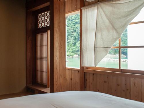 出云市RITA Izumo Sagiura的一间卧室设有水景窗户