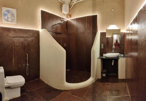 JagdalpurBastar Greens的带淋浴、卫生间和盥洗盆的浴室
