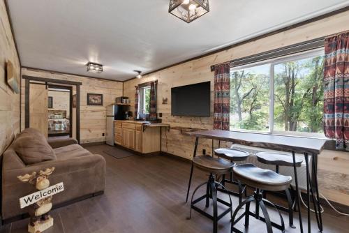 科达伦Lake Village Lodge的客厅配有沙发和桌子