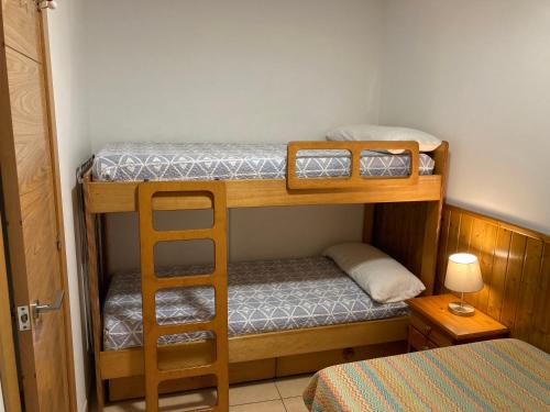 阿尔巴拉辛Casa San Antonio的小型客房设有两张双层床,配有梯子