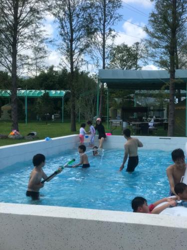 Lung-mu-ching落羽松民宿的一群人在游泳池玩耍