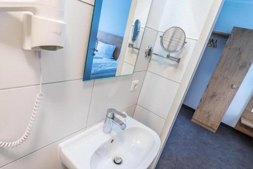 比登科普夫Lahn Hotel的一间带水槽和镜子的浴室