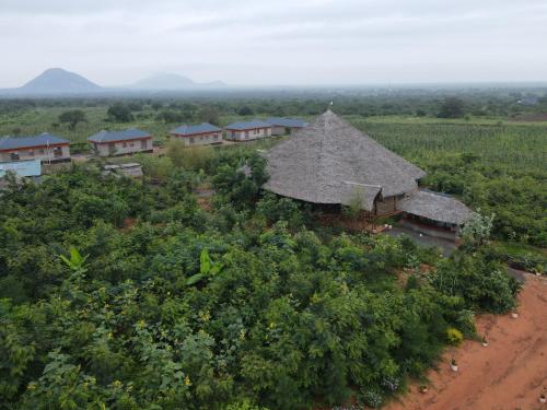 VoiTausa Tsavo Eco Lodge的享有村庄的空中景致,拥有房屋和树木