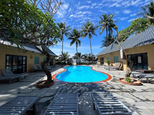 Ấp Khánh Phước (1)Sky Home的棕榈树度假村的游泳池