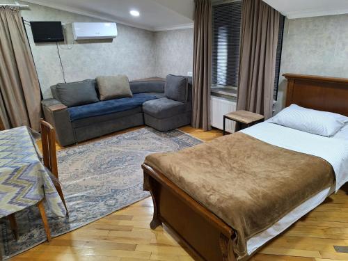 KʼutʼaisiGUEST HAUSE & HOSTEL 15a的酒店客房配有床、沙发和沙发。