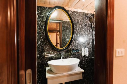吉婆岛Daiichi Boutique Cruise的一间带水槽和镜子的浴室
