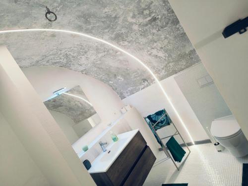 莫尔科泰Appartamento Ca' Sistina Green a Morcote的享有带天花板的浴室的顶部景致