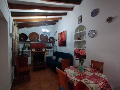 马拉加Casa Rural El Castillo的客厅配有桌子和沙发