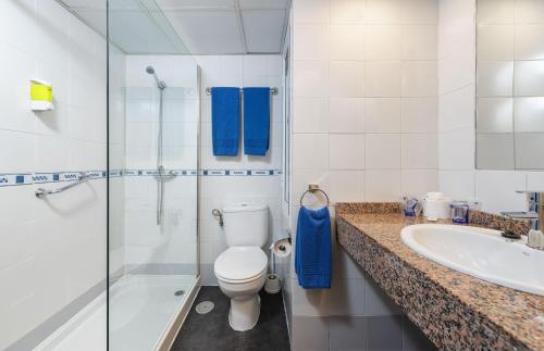 圣阿古斯丁Hotel New Folías的浴室配有卫生间、盥洗盆和淋浴。