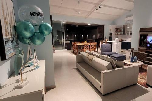 圣贝纳迪诺Moderna casa en San Bernardino!!的客厅配有沙发和气球