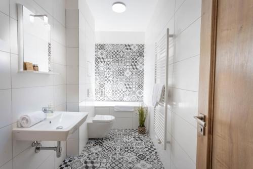 马达伯乐斯拉夫Residence Morris Mladá Boleslav的白色的浴室设有水槽和卫生间。
