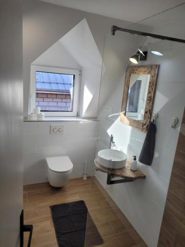 特尔乔夫Penzión Kubo的白色的浴室设有水槽和镜子