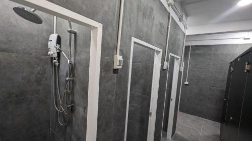 曼谷Urban Jungle Hostel的带淋浴的浴室和玻璃门