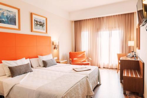洛斯阿尔卡萨雷斯Hotel Monarque Costa Narejos的一间设有大床和窗户的酒店客房