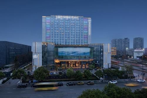 成都成都武侯渝江皇冠假日酒店的一座大型玻璃建筑,在城市里装有汽车